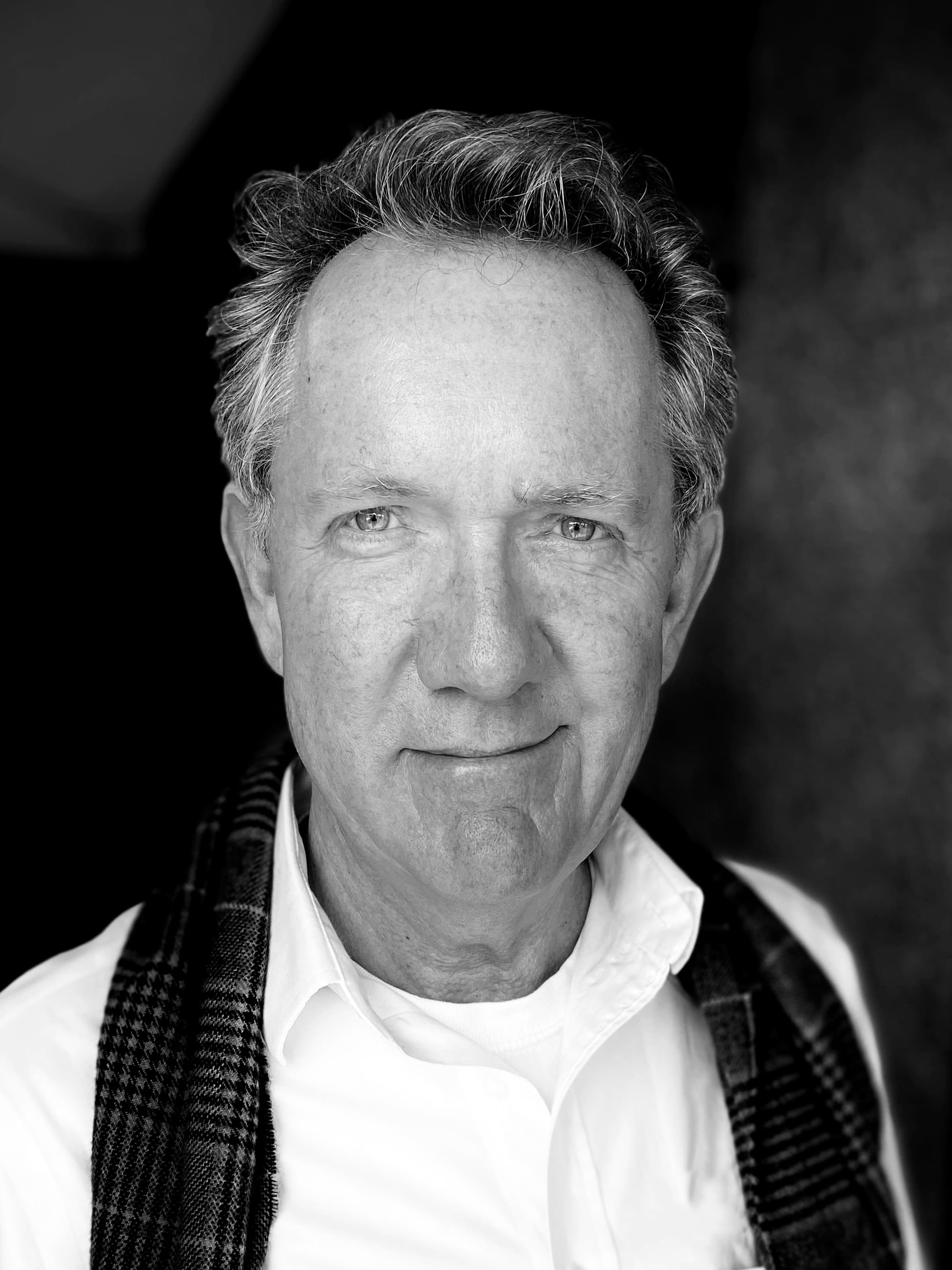 Black-and-white portrait of Daniel Bezden, founder of Keynomen.